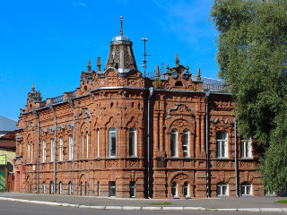 В Бийске Алтайского края продолжается установка архитектурного освещения на исторических зданиях