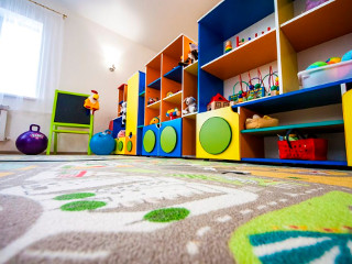 В детских садах и школах Калининского района Санкт-Петербурга за счет частных инвестиций модернизируют системы отопления и освещения