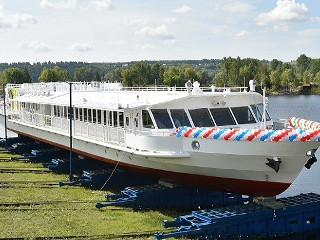 Первое в России пассажирское судно на СПГ спустили на воду