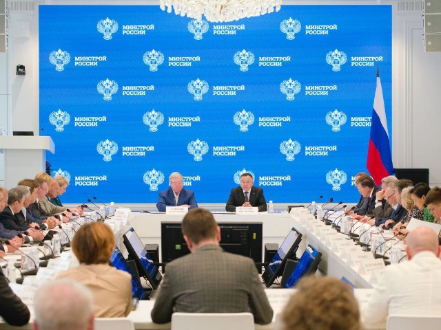 На заседании общественного совета при Минстрое России обсудили вопросы модернизации ЖКХ и развития строительной отрасли