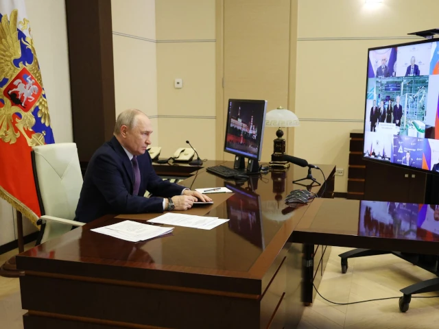 Президент России Владимир Путин в режиме видеоконференции принял участие в открытии производственного комплекса в кластере по выпуску электрических батарей